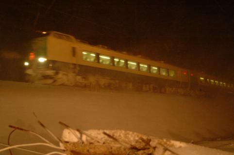 暗闇の吹雪の中、始発列車が脱線事故現場を通過。現場には車両が激突した小屋のがれきなど事故の傷跡が残っている