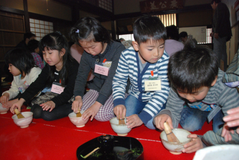 三川町の幼児、小学生が自分でたてた抹茶を飲み、和の心を学んだ
