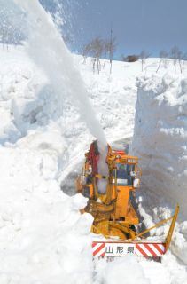 月山8合目につながる道路の除雪作業が進められている＝9日午前
