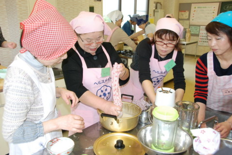 羽黒の女性から「ごま豆腐」作りを習う参加者たち