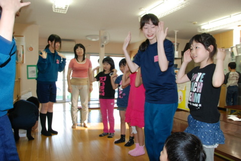「ヘッド、ショルダーズ…」。鶴岡北高の生徒が「子どもの森」の児童と英語で交流