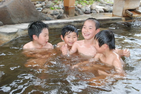 入浴体験しながら公共マナーを学ぶ東栄小の子供たち