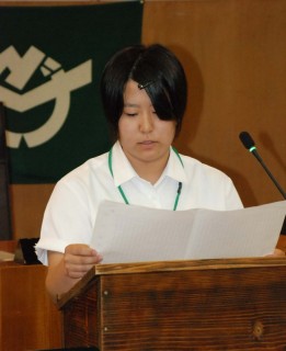 少年町長に2期連続で当選した栗田さんが所信を表明