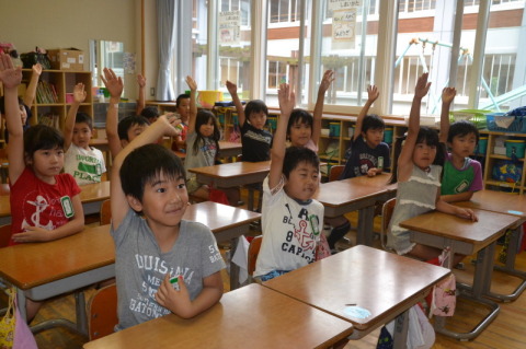 先生の質問に元気良く答える児童たち。心待ちにしていた夏休みに突入だ＝鶴岡市の朝暘二小