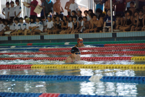 県選抜学童水泳大会出場を目指して児童たちが熱戦を展開した