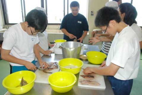 イカ飯作りに挑戦する参加者たち＝1日午後
