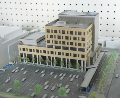 南側から俯瞰（ふかん）した酒田市新庁舎の完成模型。建物の右が本町通り