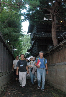 香梅咲（左）と相馬樓の間を通る姿見小路を歩く参加者たち