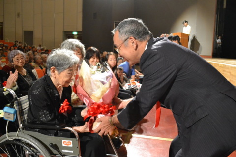 数えで101歳以上の出席者に、榎本市長（右）から花束が贈られた