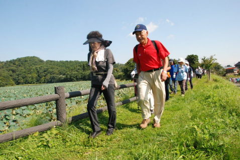 里山歩きを楽しむ人たち＝21日、鶴岡市大山の上池