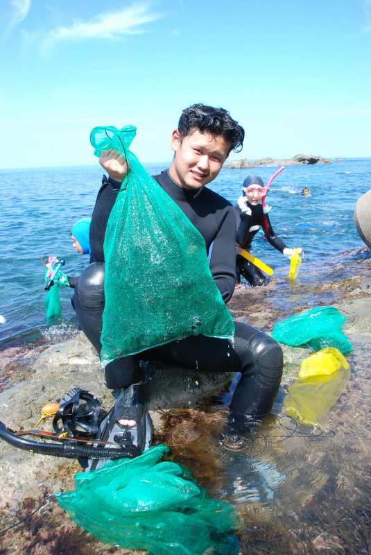 加茂水高生 若い力 で協力 鶴岡市小波渡 磯場の食害生物駆除 13年09月26日付け紙面より 荘内日報ニュース 山形 庄内 荘内日報社