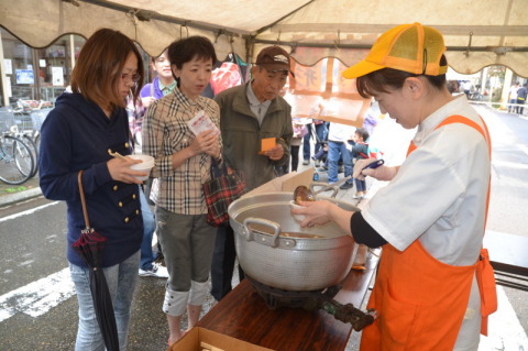 地元食材を使ったオリジナル鍋が集結し、人気を集めた鍋対決