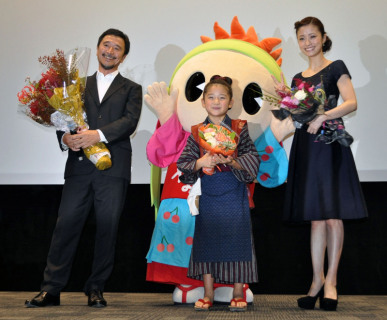 「はながたベニちゃん」から花束を贈られた冨樫監督、ここねちゃん、上戸さん（左から）