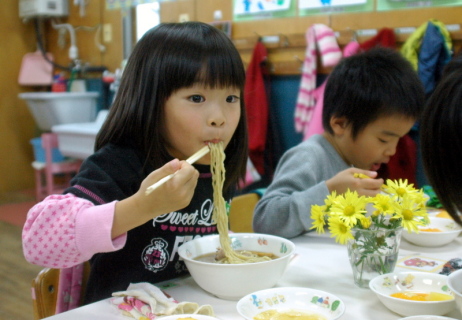 上手に箸を使ってラーメンを味わう園児たち＝12日、浜田保育園