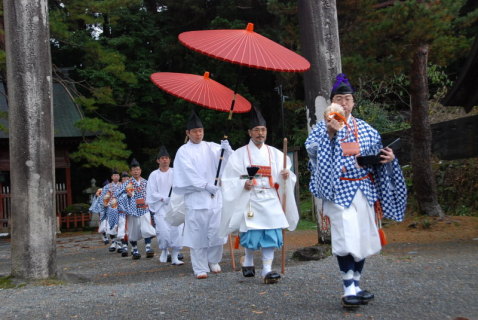 「松の勧進」が鶴岡市羽黒地域で始まり、宿坊街にほら貝の音が響いた
