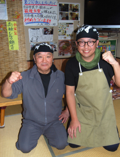 「日本一の師匠に」。新人王グランプリに輝いた鈴木さん（右）と、野尻店主