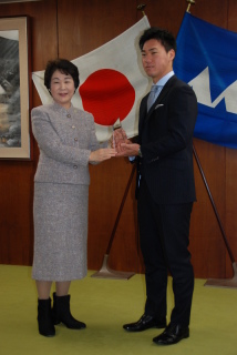 今季の活躍をたたえ、長谷川選手（右）に吉村知事から県スポーツ特別賞が贈られた
