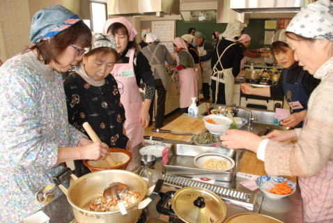 藤島地域の伝統料理「関根みそ」作りに挑戦