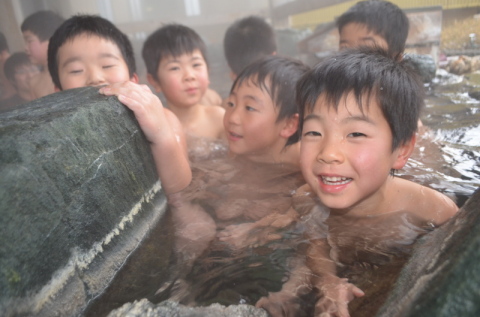園児たちが楽しく温泉入浴のマナーを学んだ