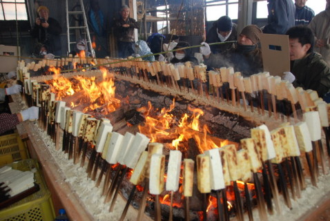 王祇祭まであとわずか。いろりの周りに集まった住民がじっくりと豆腐を焼いた＝18日、下座の小林さん方