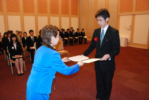 星川さんから認証状を伝達される成田会長（右）