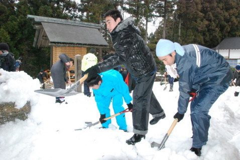 春日神社境内で除雪などのボランティアを行う山添高の生徒たち