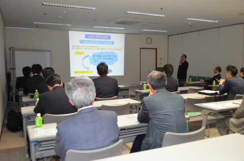 鶴岡高専の教員や企業の担当者らが研究成果を発表した