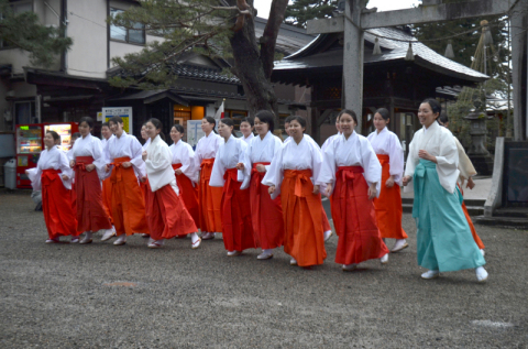荘内神社で行われた撮影では巫女姿の女性たちが踊った＝昨年12月