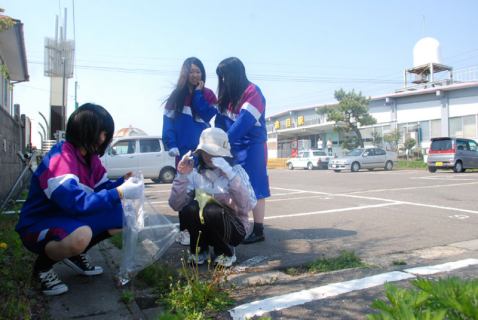 庄総高の3年生たちが余目駅周辺などで清掃活動