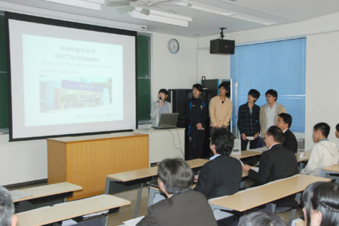 英語で留学の様子を報告した鶴岡高専の学生たち