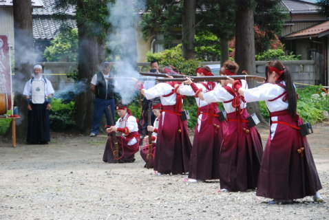上山王で初の演武を披露した女性だけの砲術隊「桜会」