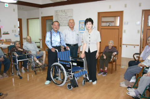 三浦代表（手前左）が車椅子を贈った