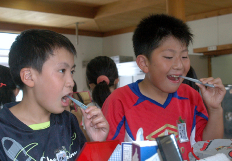 歯磨きの基本を実践する十坂小の5年生たち＝14日