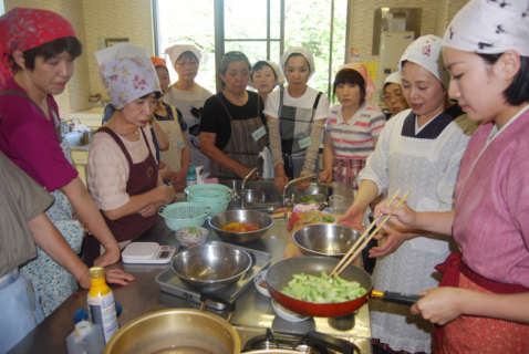 湯田川温泉の女将さんたちが在来野菜「外内島きゅうり」を使った炒め物などを伝授