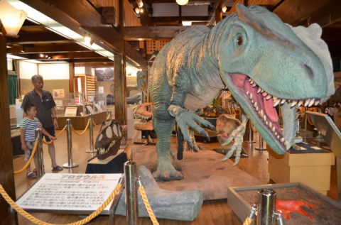 アロサウルスの骨格・生態再現モニュメントが公開され訪れた人たちを楽しませている