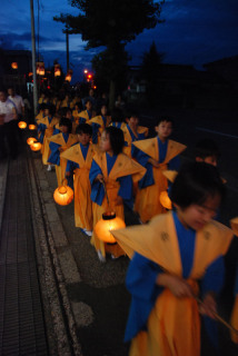ちょうちんを手に町内を練り歩いた水神社の「子供謡くねり」
