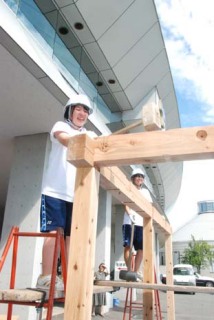 地元の自営業者らの指導でさまざまな職業を体験した鶴岡中央高の生徒たち