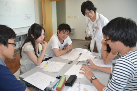マインドマップ作りで活発に意見を交わす受講生たち＝28日、鶴岡タウンキャンパス