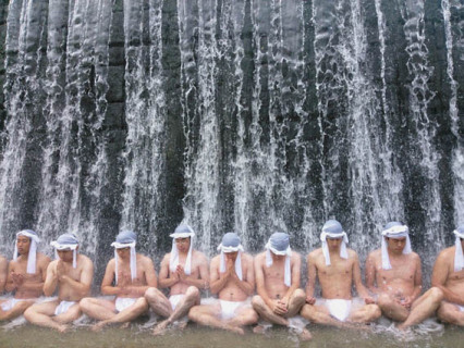 セミナーで滝打ちの行を行う慶應大の学生ら＝30日、庄内町立谷沢