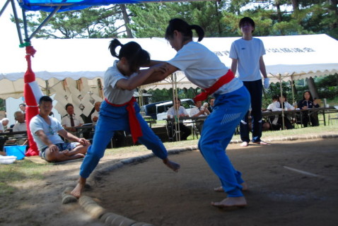 三瀬小の児童や保育園児が力の入った勝負を繰り広げ、見物客を沸かせた