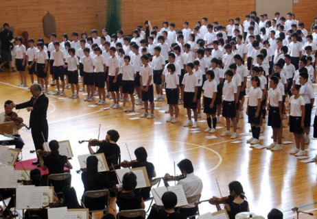 神奈川フィルの演奏で応援歌を歌い上げる酒田一中の全校生徒
