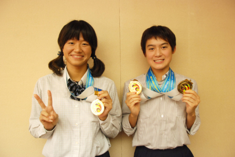 インターハイ金メダルを下げて笑顔を見せる西脇さん（右）と長谷川さん