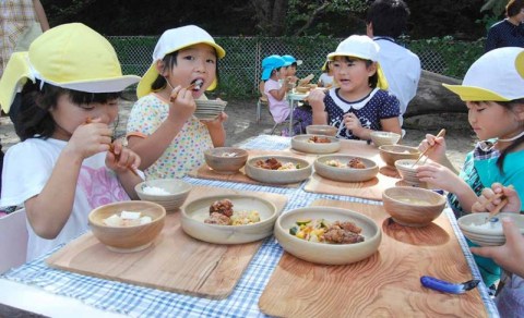 「いつもよりおいしい」。地域材で作られた木の食器で給食を味わう三瀬保育園の園児たち