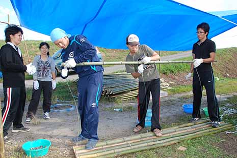 山大農学部の学生たちが針金で竹を連結させ、やな作りに汗を流した
