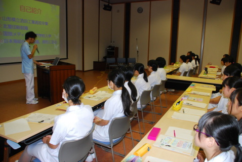 日本海病院の看護師の体験談を聞く高校生たち