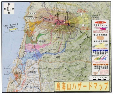 県が2000年度に作った鳥海山噴火の被害想定図。5つの火口や噴石・降灰の分布予想範囲などが示されている
