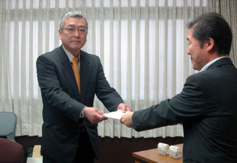 田中室長から認定書を受ける岡部社長（左）