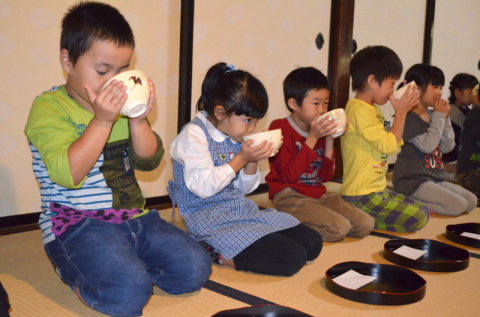 園児たちがお茶を味わい「和」の心に触れた