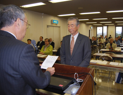 「鳥獣被害対策実施隊」が庄内で初めて鶴岡市で設置され、榎本市長（左）が委嘱状を交付
