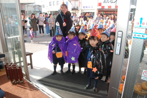 ハロウィーンの仮装をした子供たちが駅前商店街を訪れお菓子をもらった